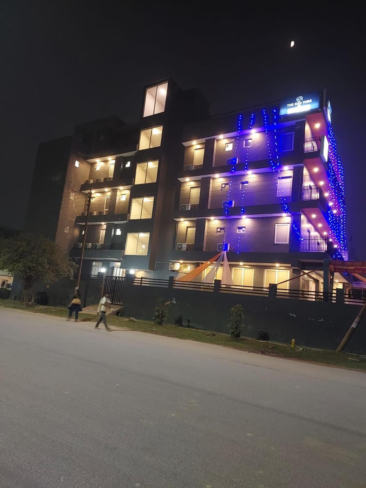 Hotel Red York By Byob Hotels Noida Exterior foto