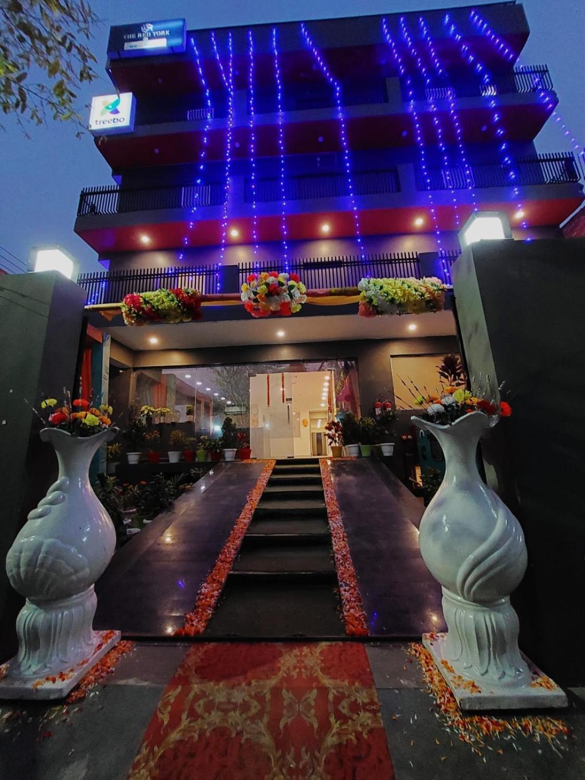Hotel Red York By Byob Hotels Noida Exterior foto
